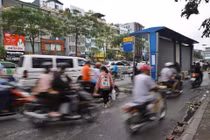 Trạm xe buýt “lạc lối” giữa dòng xe tấp nập trên con đường 700 tỉ đồng