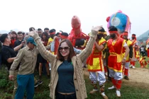 Biển người chen chân để được chiêm ngưỡng 'của quý khổng lồ' tại lễ hội 