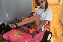 Gái xinh “chơi trội” cưỡi ô tô đồ chơi đi học