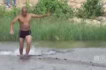 Kỷ lục chạy 125m trên mặt nước của nhà sư Thiếu Lâm Tự 