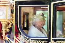 Phong cách du ngoạn thế giới của Nữ hoàng Anh