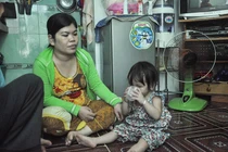 Vụ bé trai rơi xuống cống: Người mẹ khóc ngất gọi tên con