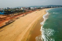 Kè biển 80 tỷ mới sử dụng đã bị sóng đánh vỡ 