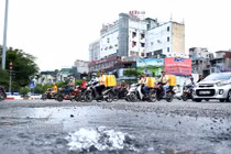 Hà Nội: Nước bỗng dưng phun lên từ mặt đường