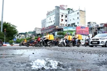 Hà Nội: Nước bỗng dưng phun lên từ mặt đường