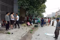 Đâm mạnh, taxi kéo lê người phụ nữ bán rau trên đường