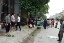 Đâm mạnh, taxi kéo lê người phụ nữ bán rau trên đường