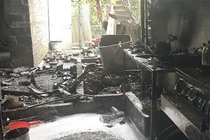Nổ bình gas mini cháy lan ra cả gian bếp khiến 1 phụ nữ nhập viện