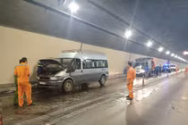 Xe tang bốc cháy ngùn ngụt trong hầm Hải Vân