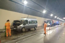 Xe tang bốc cháy ngùn ngụt trong hầm Hải Vân