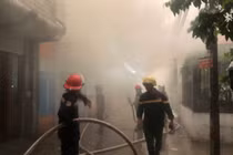 Hà Nội: Cháy kho hàng trên phố Trần Quang Diệu