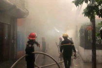 Hà Nội: Cháy kho hàng trên phố Trần Quang Diệu