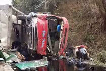 Thông tin mới nhất vụ xe bồn đâm xe khách ở Hòa Bình