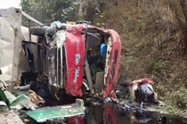 Thông tin mới nhất vụ xe bồn đâm xe khách ở Hòa Bình