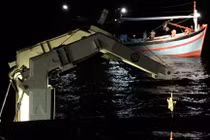 Cứu 8 thuyền viên cùng tàu cá gặp nạn trên biển