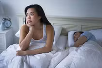 Mặc khêu gợi quyến rũ chồng thì bị bắt đợi đến “giờ đẹp” vì nghe thày phán