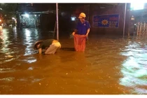 Quá vô duyên thiếu nữ mặc đồ thiếu vải trong cơn mưa HN