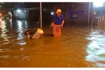 Quá vô duyên thiếu nữ mặc đồ thiếu vải trong cơn mưa HN