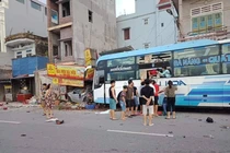 Nam Định: Xe khách tông một người phụ nữ đi xe đạp điện tử vong