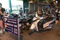 Hà Nội: Lấn chiếm vỉa hè, dân phố cổ biến lòng đường thành bãi gửi xe