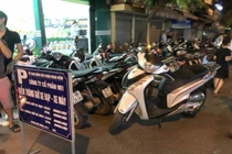 Hà Nội: Lấn chiếm vỉa hè, dân phố cổ biến lòng đường thành bãi gửi xe