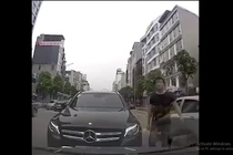 Clip: Mercedes lấn làn, tài xế xuống chửi bới do không nhường đường