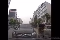 Clip: Mercedes lấn làn, tài xế xuống chửi bới do không nhường đường