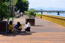 Giới trẻ đổ xô "check in" cầu đi bộ bằng gỗ lim trên sông Hương