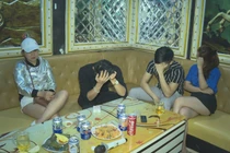 Bắt quả tang 21 nam nữ sử dụng ma túy ở quán karaoke