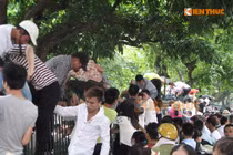 Cảnh người dân ào ào trèo rào Văn Miếu xem diễu binh