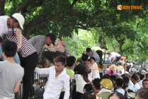 Cảnh người dân ào ào trèo rào Văn Miếu xem diễu binh