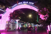 Đường phố TPHCM "khoác áo mới" rực rỡ đón Tết Kỷ Hợi