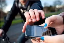 Kẻ cướp bị phát hiện vì đôi dép bông và xe Attila màu tím