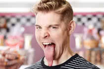 Kỳ dị chàng trai vẽ tranh bằng chiếc lưỡi dài hơn 10cm