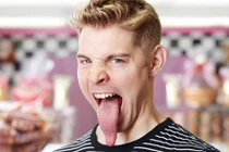 Kỳ dị chàng trai vẽ tranh bằng chiếc lưỡi dài hơn 10cm