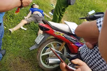 Phát hiện 1 nam thanh niên nằm chết bất thường giữa cánh đồng