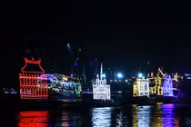 Xem lễ hội Thuyền đăng rực rỡ trên sông Sài Gòn