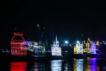 Xem lễ hội Thuyền đăng rực rỡ trên sông Sài Gòn