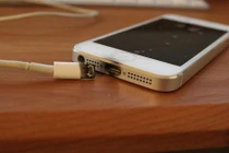 Lý giải việc chết người do dùng điện thoại đang sạc pin