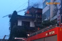 Hà Nội: Cháy nhà 3 tầng, cả phố náo loạn