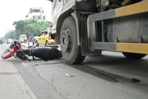 Hai xe máy bị xe tải cán, hai người nguy kịch