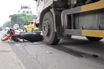 Hai xe máy bị xe tải cán, hai người nguy kịch