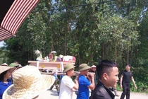 Vụ cả nhà đi xe máy tai nạn: Ám ảnh chiếc bánh sinh nhật nằm trên linh cữu