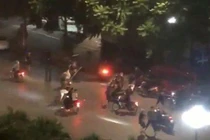 Clip: Hàng chục thanh niên hỗn chiến gây náo loạn phố Hà Nội