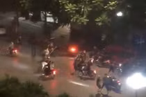 Clip: Hàng chục thanh niên hỗn chiến gây náo loạn phố Hà Nội