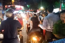 3 mẹ con đội tang đến phá đám cưới bố với bồ trẻ