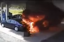 Xe mất lái lao thẳng vào cây xăng bốc cháy