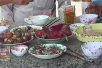 Cảnh ruồi bu kín mâm cơm kinh hoàng tại Long An