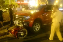 Hà Nội: Ô tô bán tải đâm bẹp taxi, húc xe máy