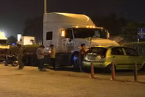 Ô tô va chạm container, 3 người ngồi trên xe kêu cứu trong đêm